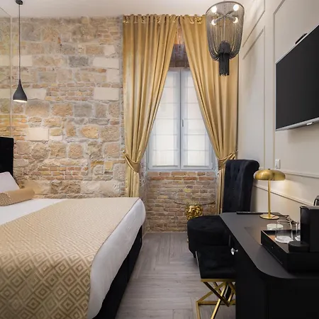 Guest house Luxury Golden Palace Citycentre Right Next To Diocletian's Palace