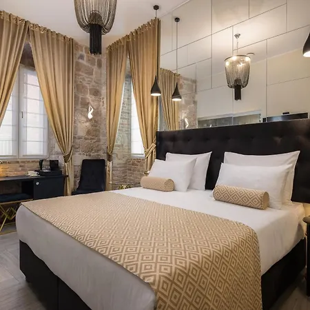 Guest house Luxury Golden Palace Citycentre Right Next To Diocletian's Palace Split